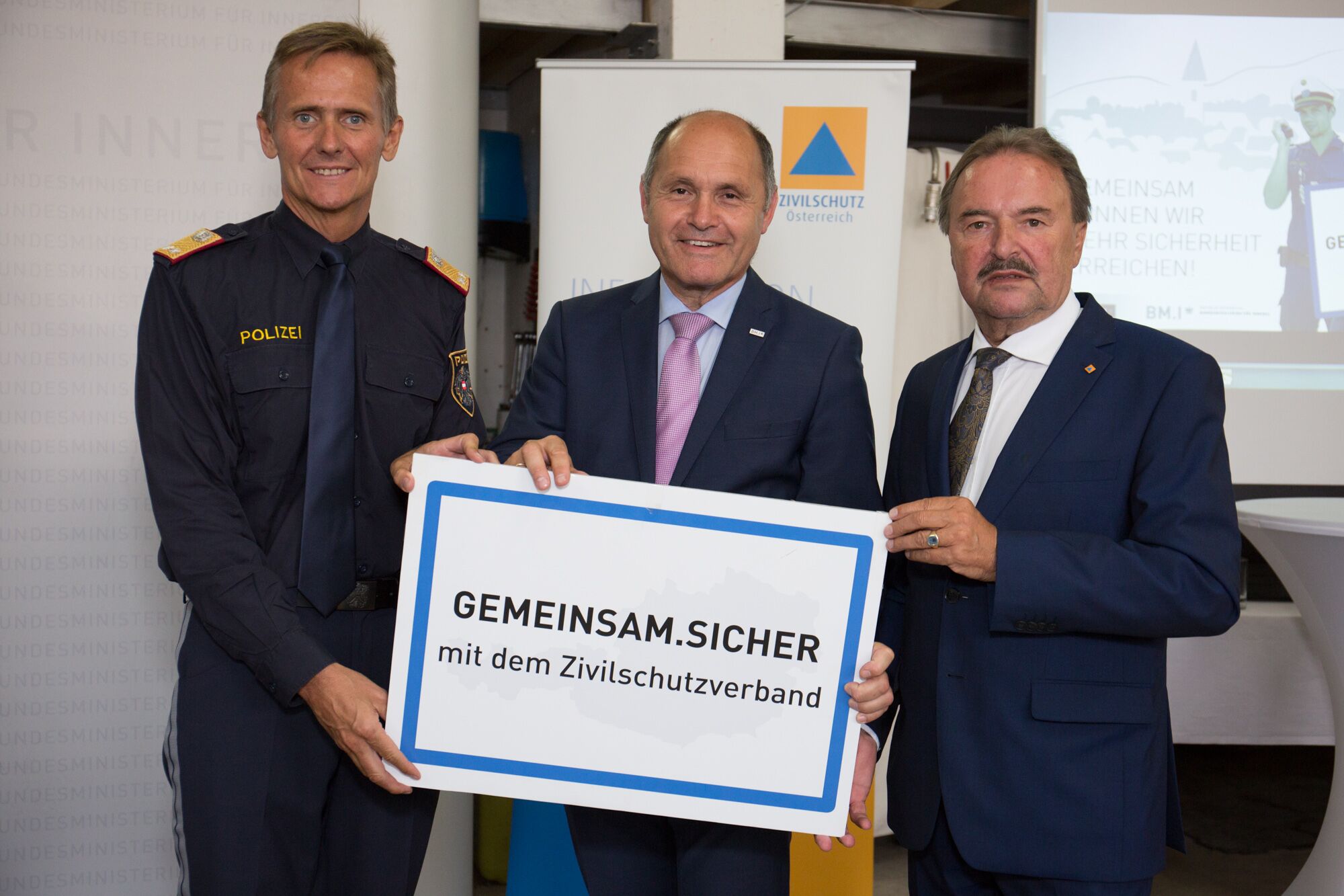 Der Leiter der Initiative Gerhard Lang, Innenminister Wolfgang Sobotka und Präsident Hans Rädler präsentierten den neuen Sicherheitsratgeber.